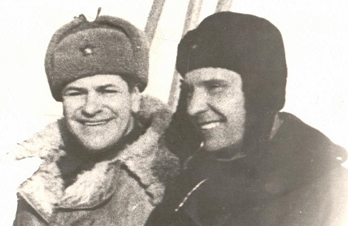 А.Каплер (слева) и А.Тимлер перед полетом к партизанам