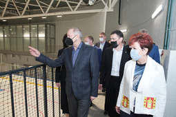 Губернатор Санкт-Петербурга Александр Беглов (первый слева) принял участие в открытии нового спортивного комплекса, построенного в п. Металлострое по программе «Газпром — детям»