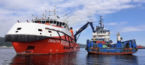 Передача собранной «водонефтесодержащей смеси» с аварийно-спасательного судна «Пильтун» на судно обеспечения «Сапфир»