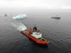 Суда буксируют айсберг одним курсом параллельно друг другу на безопасном расстоянии