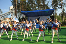 Церемония награждения. Танцуют артисты Культурно-спортивного центра ООО «Газпром трансгаз Чайковский» и волонтеры турслета