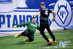 Вратарь Артём Гайсин отбивает пенальти