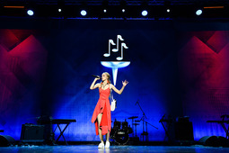 На сцене с зажигательным хитом No Roots — Виктория Смирнова — лауреат II степени фестиваля Факел ПАО Газпром 2016 г. в номинации эстрадный вокал (дуэт " Диадема")