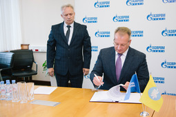 Генеральный директор ООО "Газпром недра" Всеволод Черепанов подписывает Соглашение о взаимодействии и сотрудничестве с Республикой Калмыкия