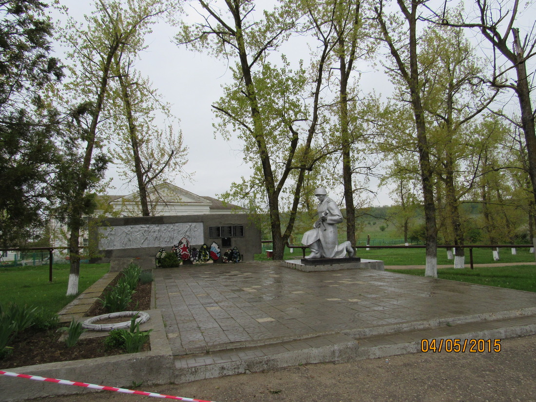 Вот так сейчас выглядит памятник солдатам, погибших в окрестностях хутора Школьного.