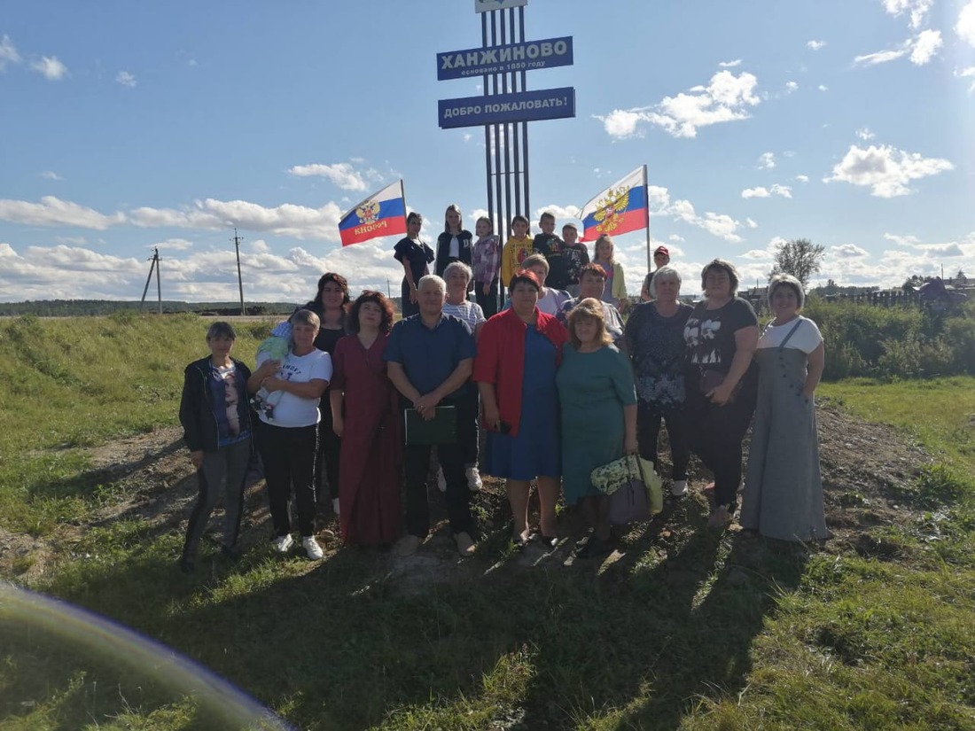 Жители села Ханжиново на открытии стелы