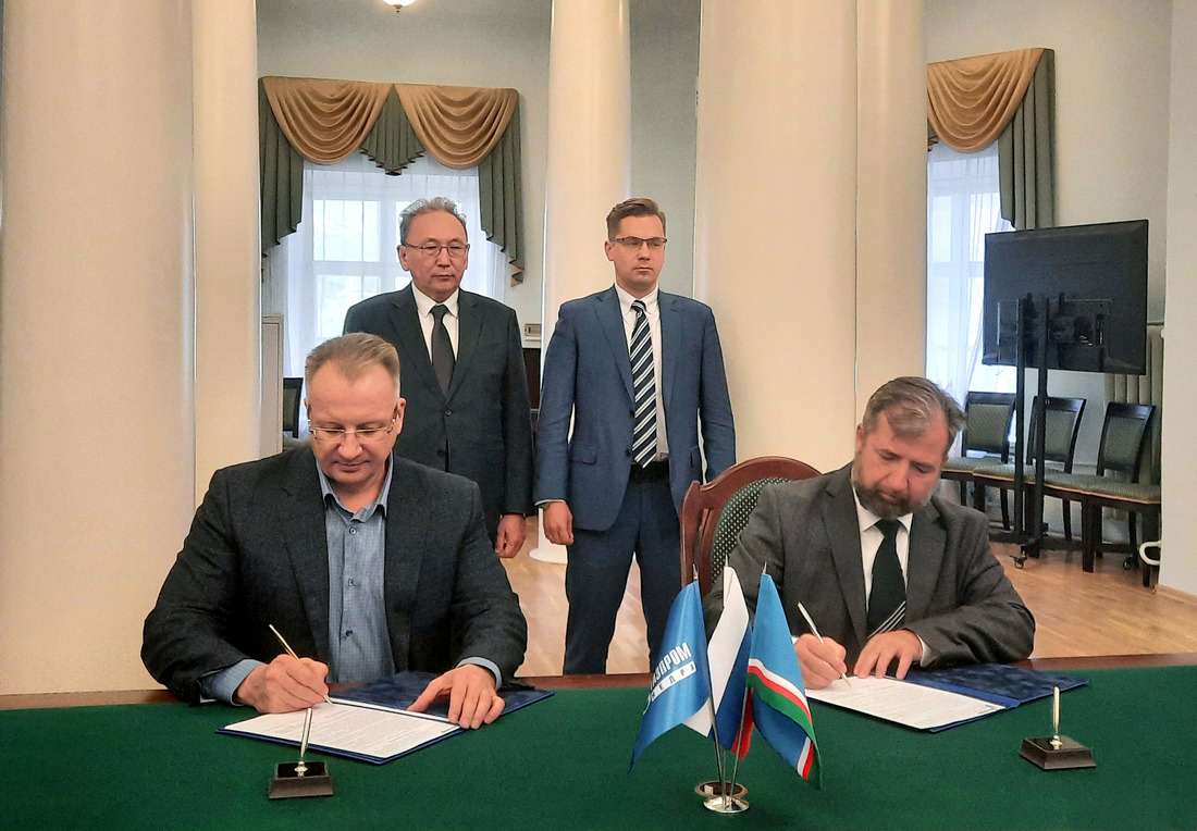 Генеральный директор ООО «Газпром недра» Всеволод Черепанов подписывает соглашение о сотрудничестве ООО Научно-Производственное Объединение «Северо-Восточный Альянс»