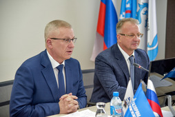 Глава муниципального образования "Ямальский район" выступает с приветственным словом к участникам совещания по актуальным вопросам взаимодействия ООО "Газпром недра" и районной администрации.