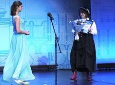 Элеоноре Рогожиной вручают диплом III степени за исполнение "Песни Сольвейг"