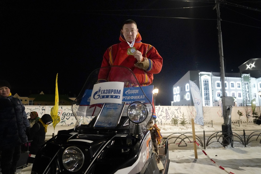 Лев Езынги с призом от компании «Газпром недра» — снегоходом марки «Буран АД»