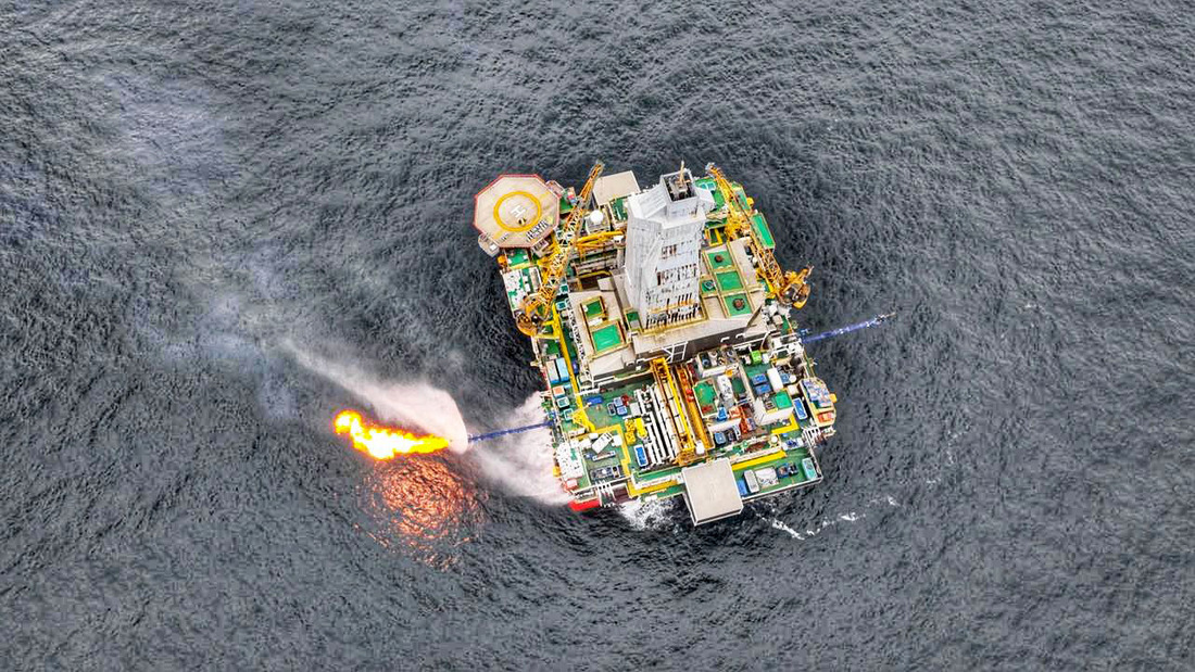 Полупогружная плавучая буровая установка "Северное сияние" в Карском море