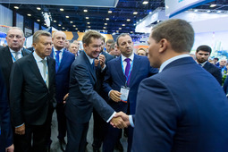 Председатель Правления ПАО «Газпром» Алексей Миллер и Председатель Совета директоров компании Виктор Зубков на стенде ООО «Газпром георесурс» на выставке «Диагностика газовой отрасли»