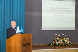Выступает с докладом первый вице-президент ЕАГО, председатель координационного совета ПК «Квант»  Владимир Лаптев
